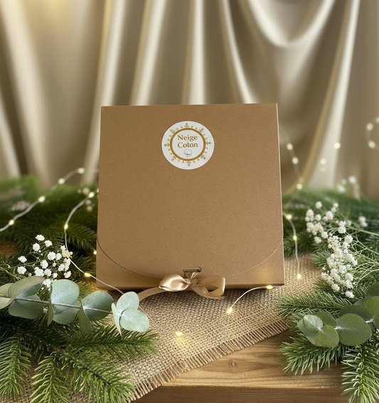 Coffret fermé Neige et Coton dans décor festif